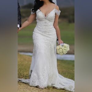 “Allure” style 9501 wedding dress size 8 added off shoulders